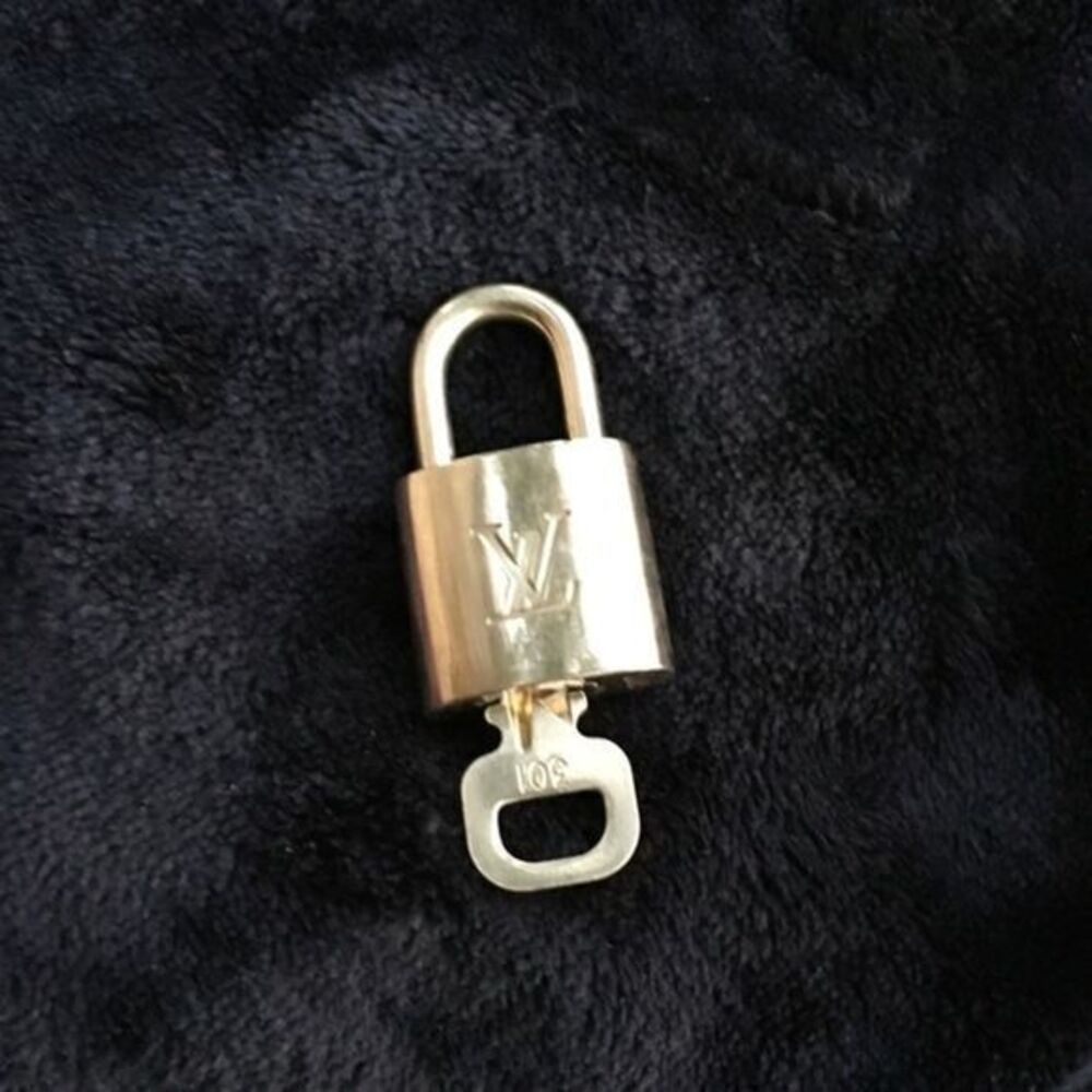 AUTHENTIC Near Mint Louis Vuitton lock and key - Picture 10 of 13
